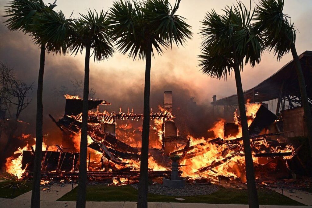 Incêndios fora de controle ameaçam Hollywood