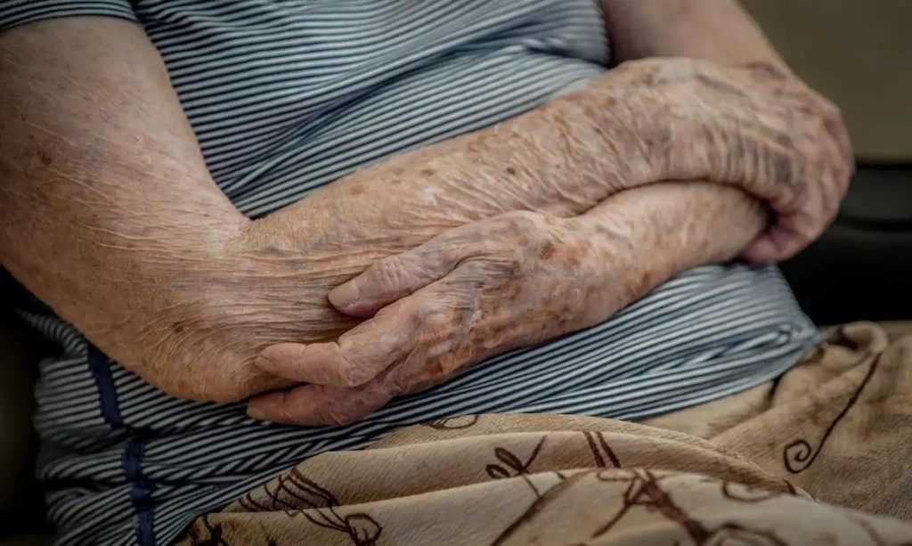 Teste simples e rápido é capaz de predizer risco de queda de idosos com seis meses de antecedência
