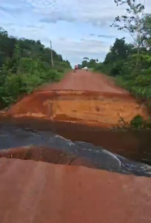 Trecho da BR-230 cede após rompimento de bueiro e interdita rodovia no AM