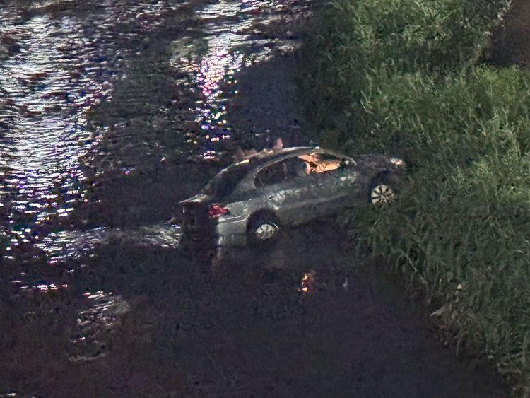 Carro cai em igarapé após colisão com micro-ônibus na Compensa
