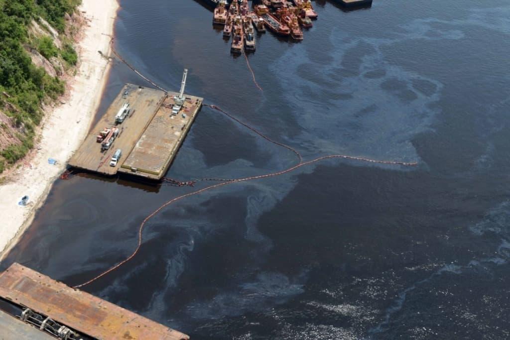 Amazonas Energia terá que executar programas socioambientais após vazamento de 30 mil litros de óleo