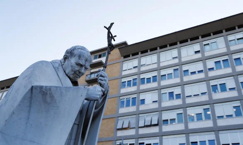 Papa ainda não está fora de perigo, diz médico