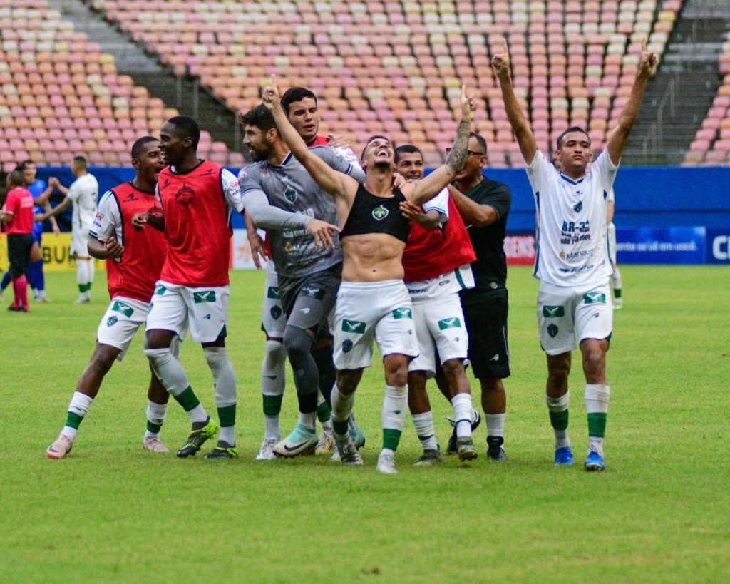 Nos pênaltis, Manaus bate Parintins e classifica para final do 1º turno do Barezão
