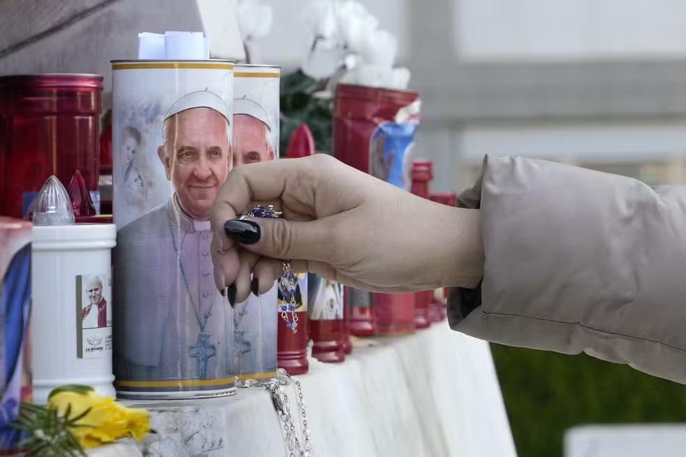 Papa Francisco, que segue em estado ‘crítico’, teve uma noite ‘tranquila’