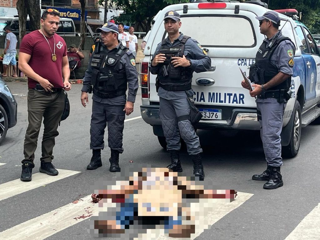Homem leva facada no peito e morre no meio da rua, no Coroado