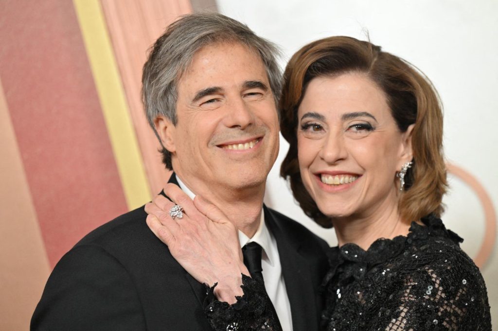 Estrelas chegam à cerimônia do Oscar, que promete disputa acirrada
