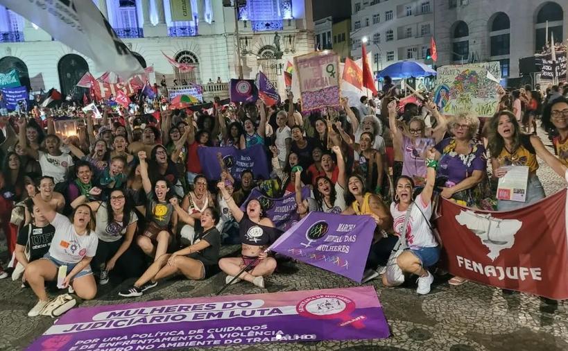 Nas ruas do mundo pelo direito de viver com dignidade