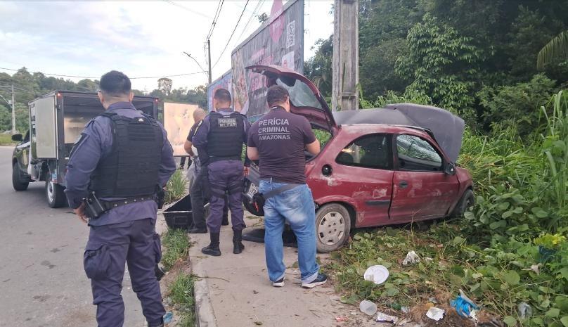 Jovem morre após carro que dirigia bater em poste na avenida das Torres