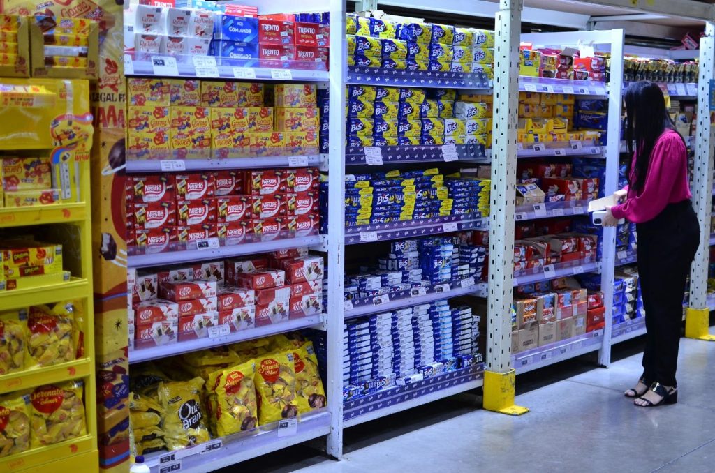 Comércio reforça estoque de chocolate e pescado para a temporada da Páscoa