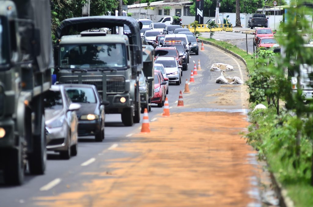 Derramamento de óleo causa acidentes na avenida Jacira Reis