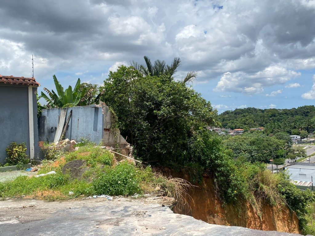 Perigo: parte de terreno de casa desbarranca na Cidade Nova
