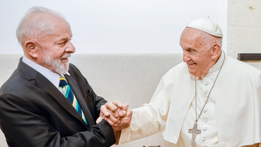 Lula e comitiva desembarcam em Roma para funeral do papa Francisco