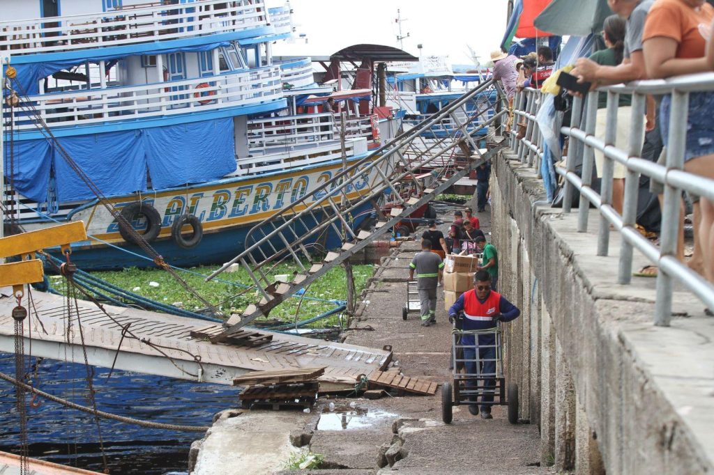 Subida do rio Negro alegra os comerciantes