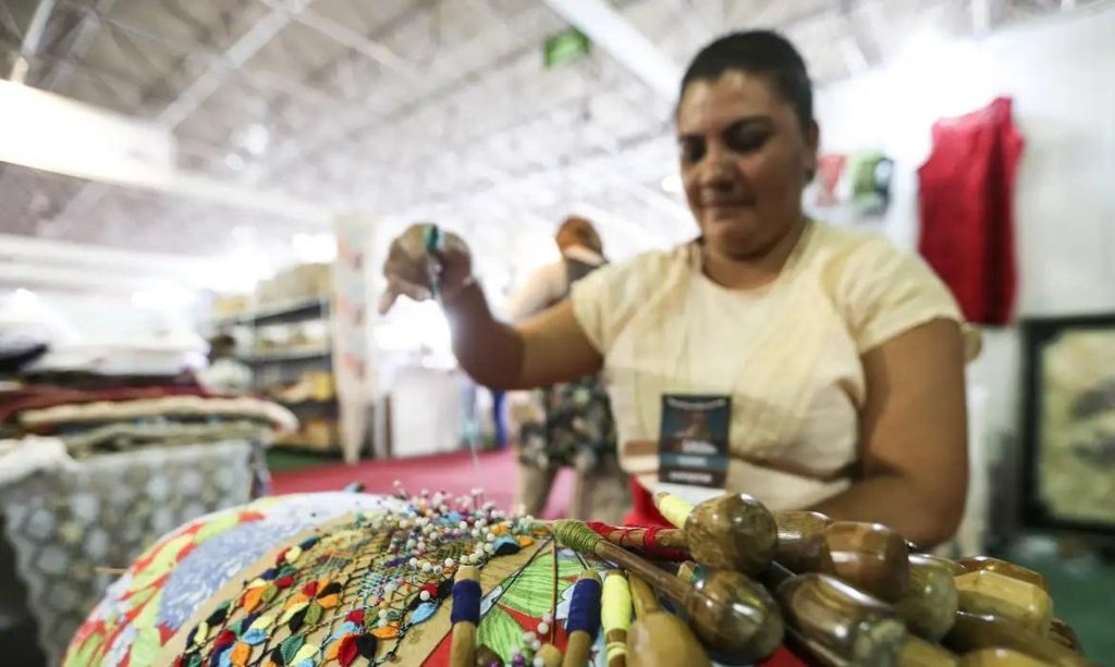 Mais de 80% das mães solteiras já precisaram recorrer ao trabalho informal para complementar a renda