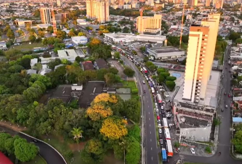 Grave acidente na avenida André Araújo complica trânsito em Manaus