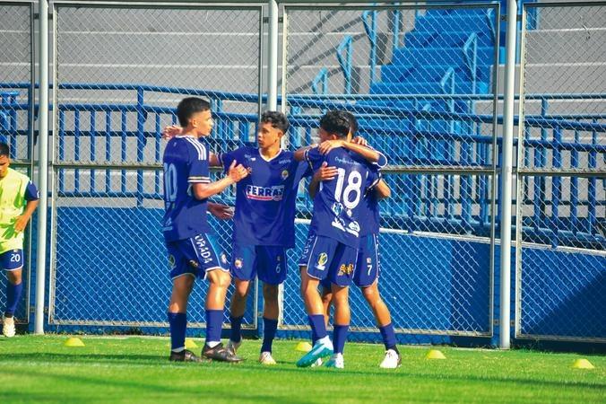 Alvorada estreia com vitória