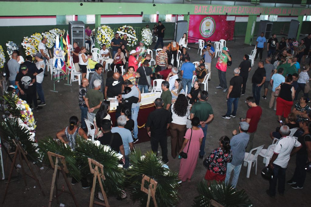 Paulo Onça é velado em quadra de escola de samba com últimas homenagens