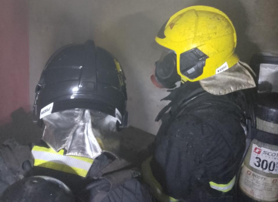 Celular explode em cima de colchão e causa incêndio em residência de Manaus
