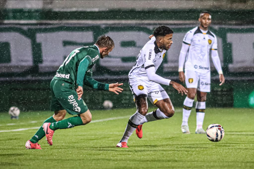 Chapecoense goleia e mantém Amazonas no Z4 da Série B