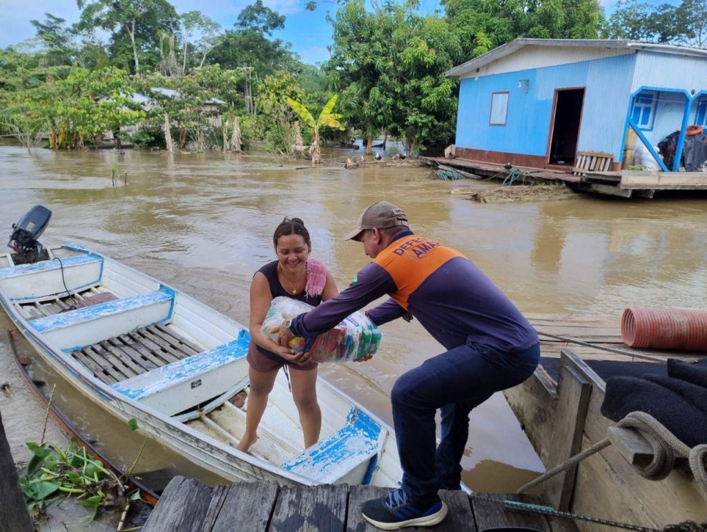 Calhas do rio Amazonas enchem e 90 mil famílias já são afetadas pela cheia