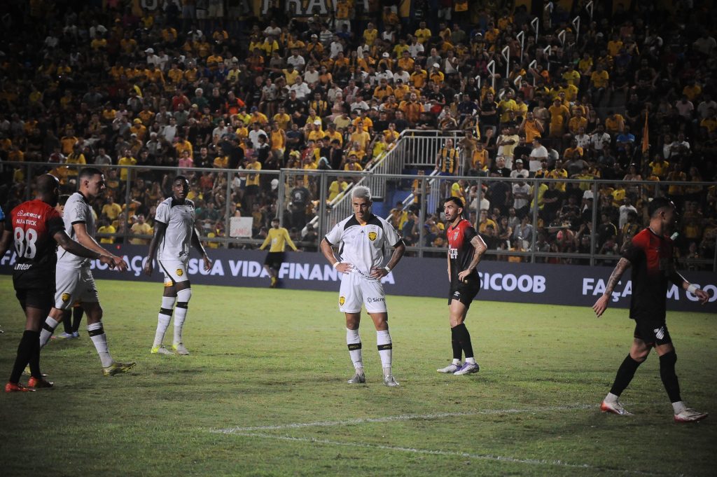 Amazonas é derrotado em casa pelo Athletico Parananense e segue no Z4