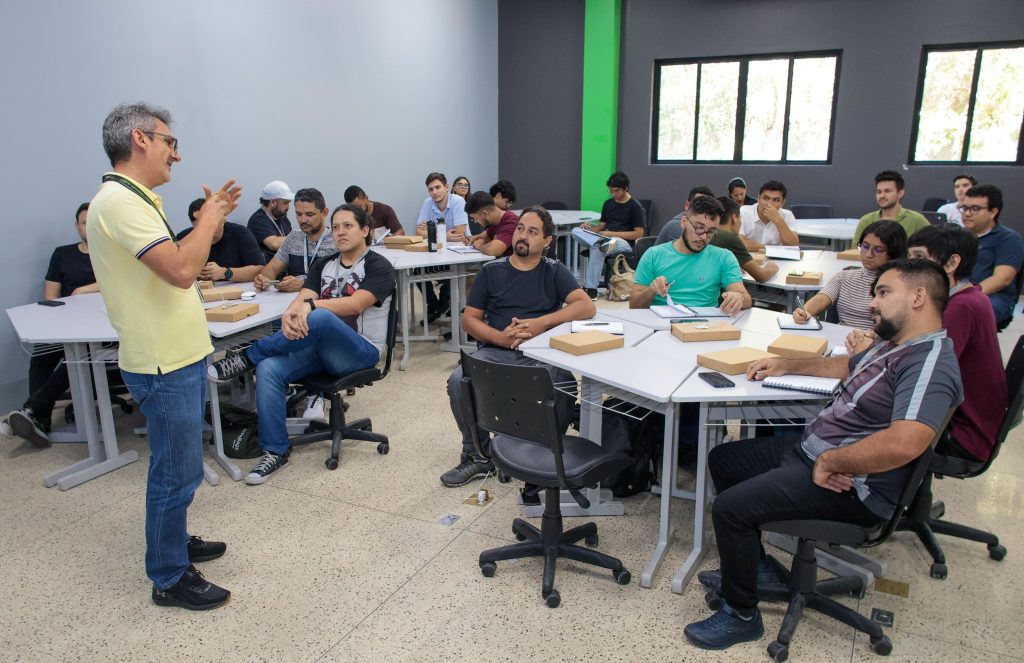 FPFtech e Foxconn oferecem bolsa de R$ 1,2 mil para Curso Full-Stack em Inteligência Artificial