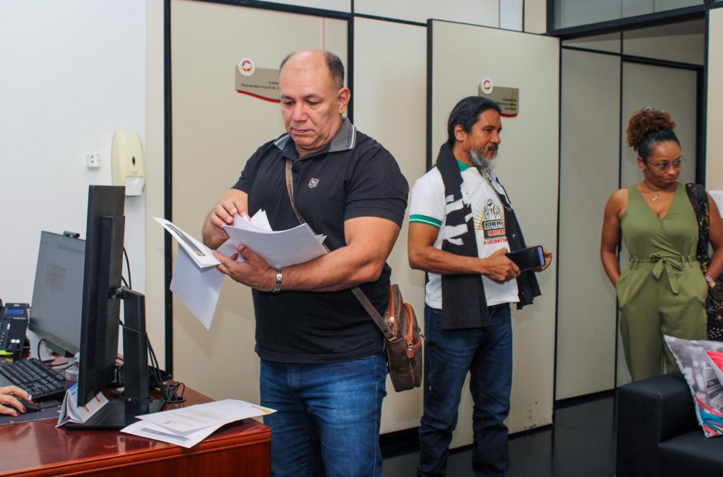 Sindicato dos professores vai ao Ministério Público contra ‘lei da mordaça’