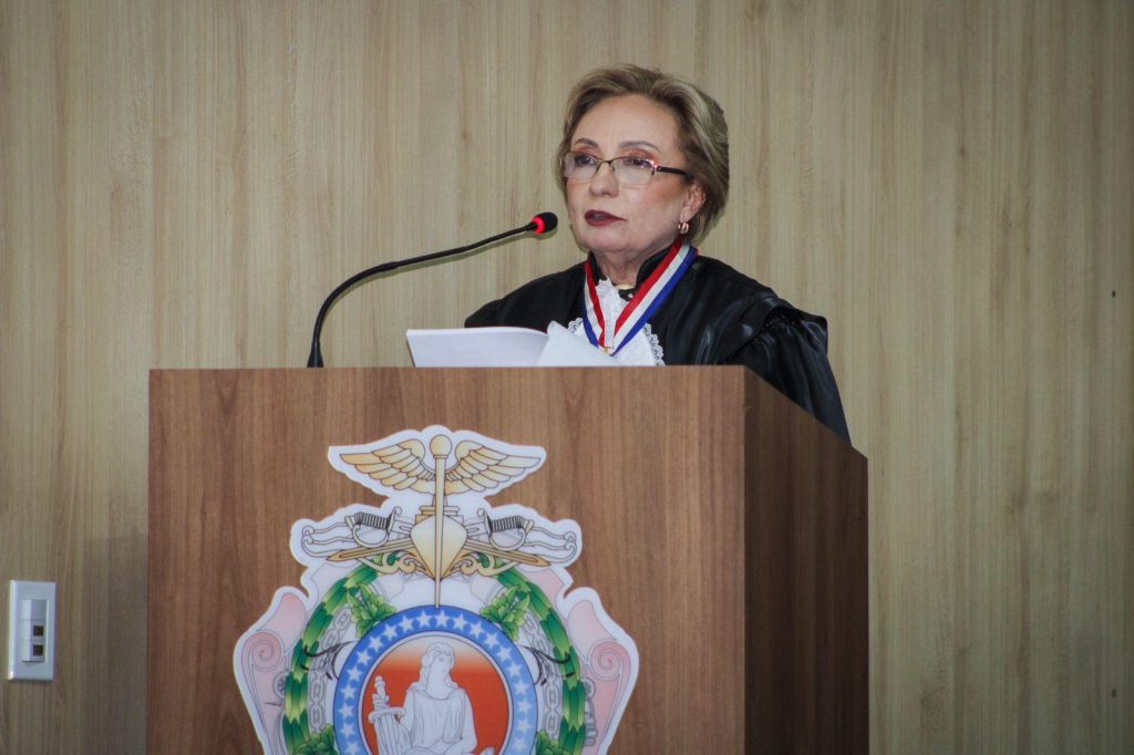 Nova desembargadora defende o Judiciário brasileiro em meio a ataques de Donald Trump