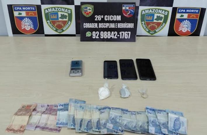 Mulher é presa vendendo drogas em quitinete na presença dos filhos