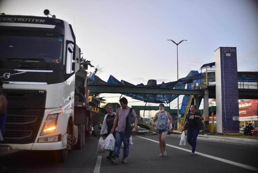 Passarela na Torquato Tapajós é demolida para construção de nova estrutura