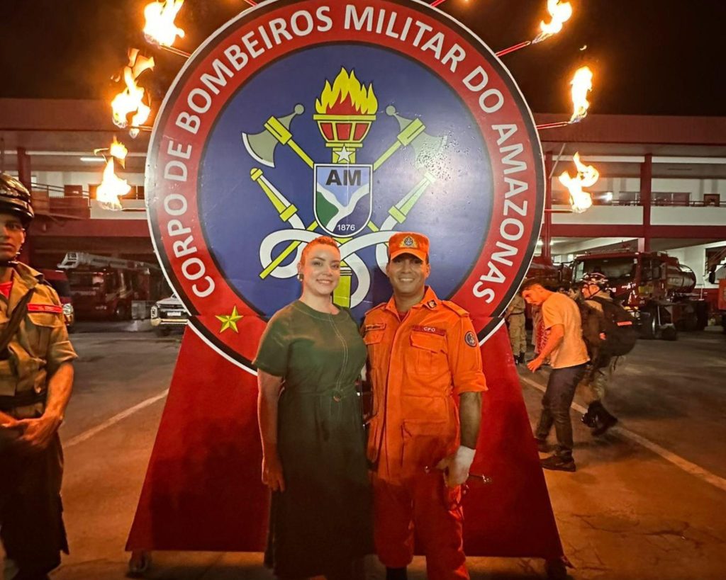 Esposa de bombeiro leva lanche durante incêndio, vídeo viraliza e emociona milhões