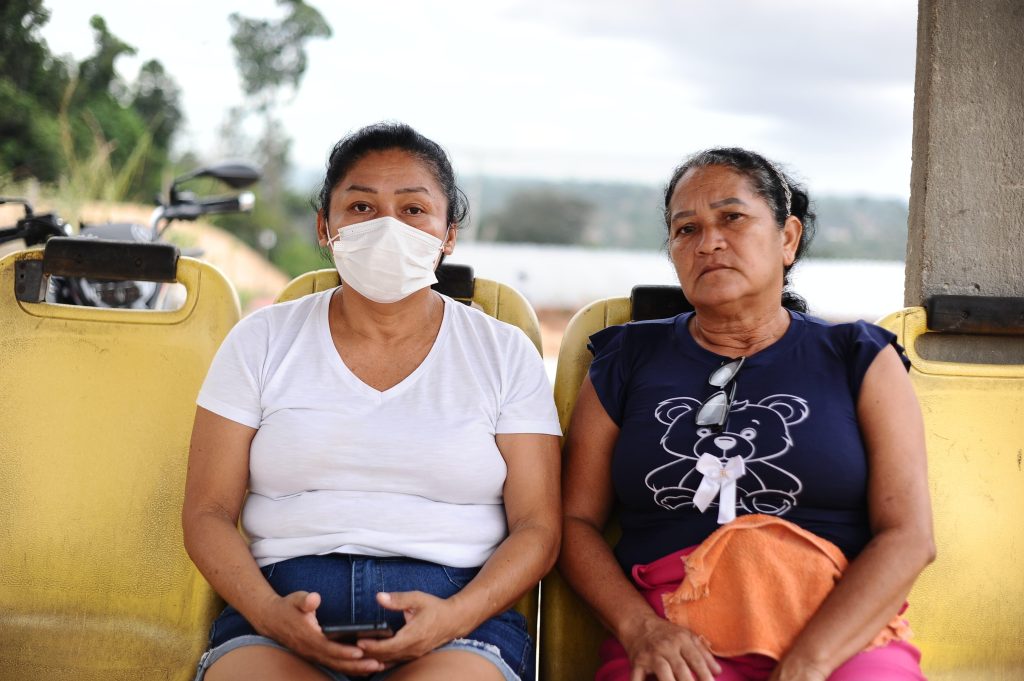 Moradores das proximidades de fábrica que pegou fogo alegam problemas respiratórios e pedem ajuda