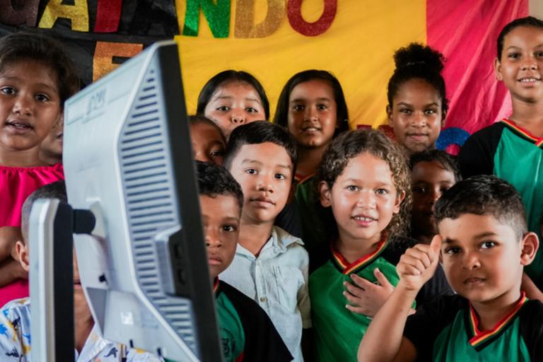 AM conecta 421 escolas em 7 meses e alcança 25% da rede com internet