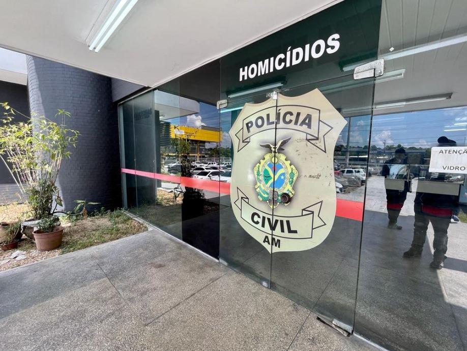 Homem é assassinado na garagem de casa
