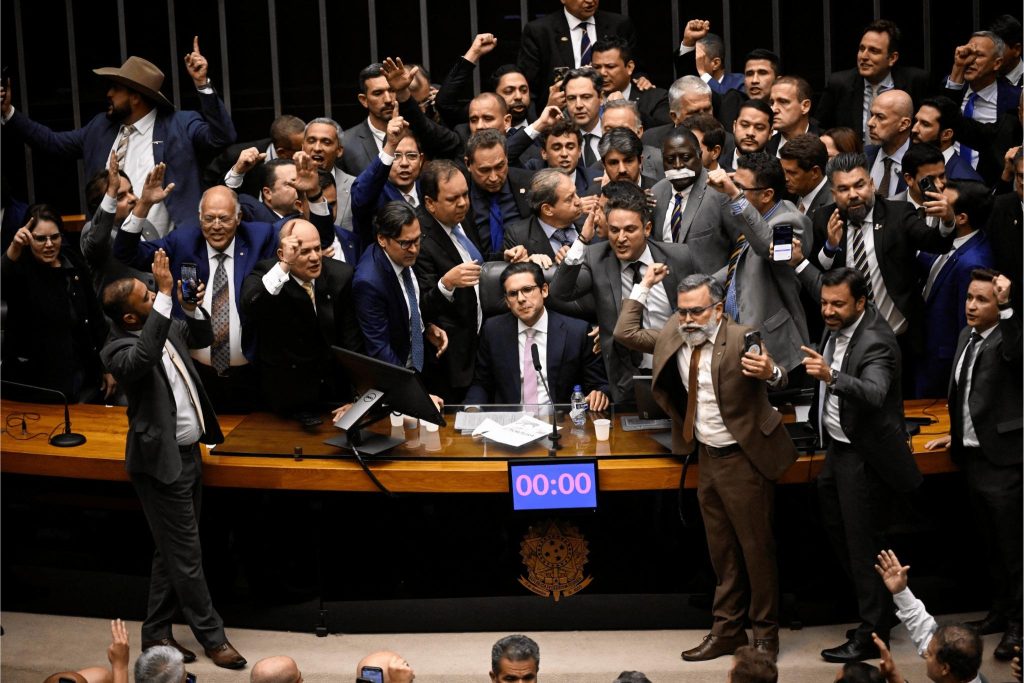Editorial AC: O trabalho ágil da Câmara contra a democracia