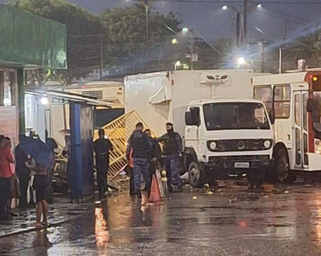 Caminhão invade terminal 3 e destrói estrutura em Manaus