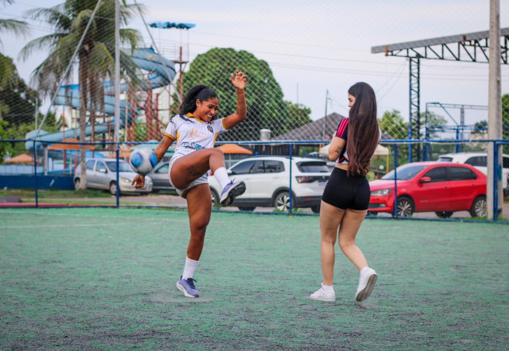 Finalistas entram em campo no tradicional Jogo das Rainhas