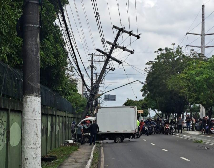 Caminhão colide contra poste na Ephigênio Salles e trânsito é desviado para Via Láctea em Manaus