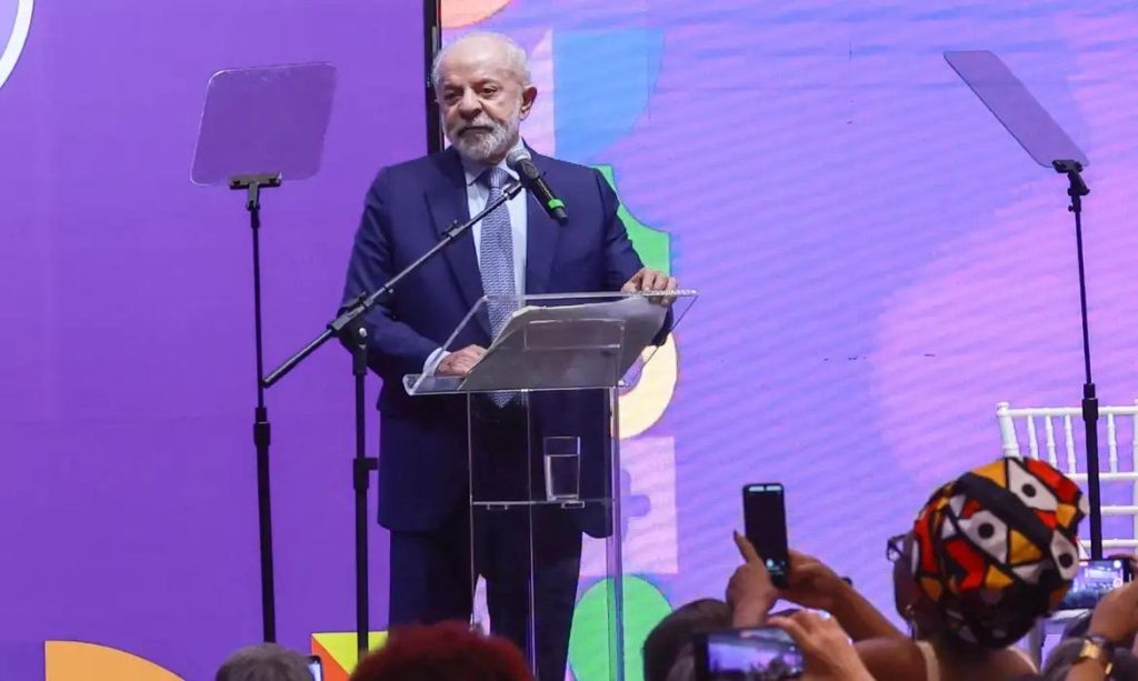 Lula abre conferência e sanciona ampliação da licença-maternidade