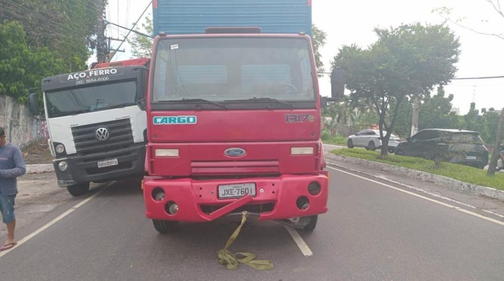 Acidente com carretas trava o trânsito na Avenida Ephigênio Salles