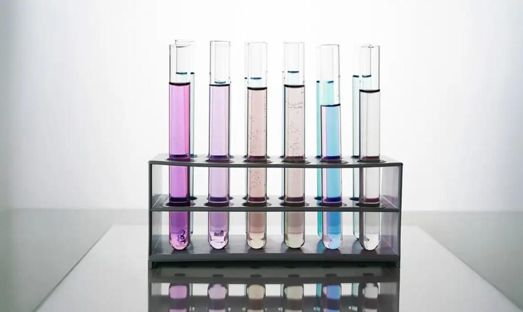 Testes caseiros para identificar bebidas adulteradas com metanol também oferecem risco