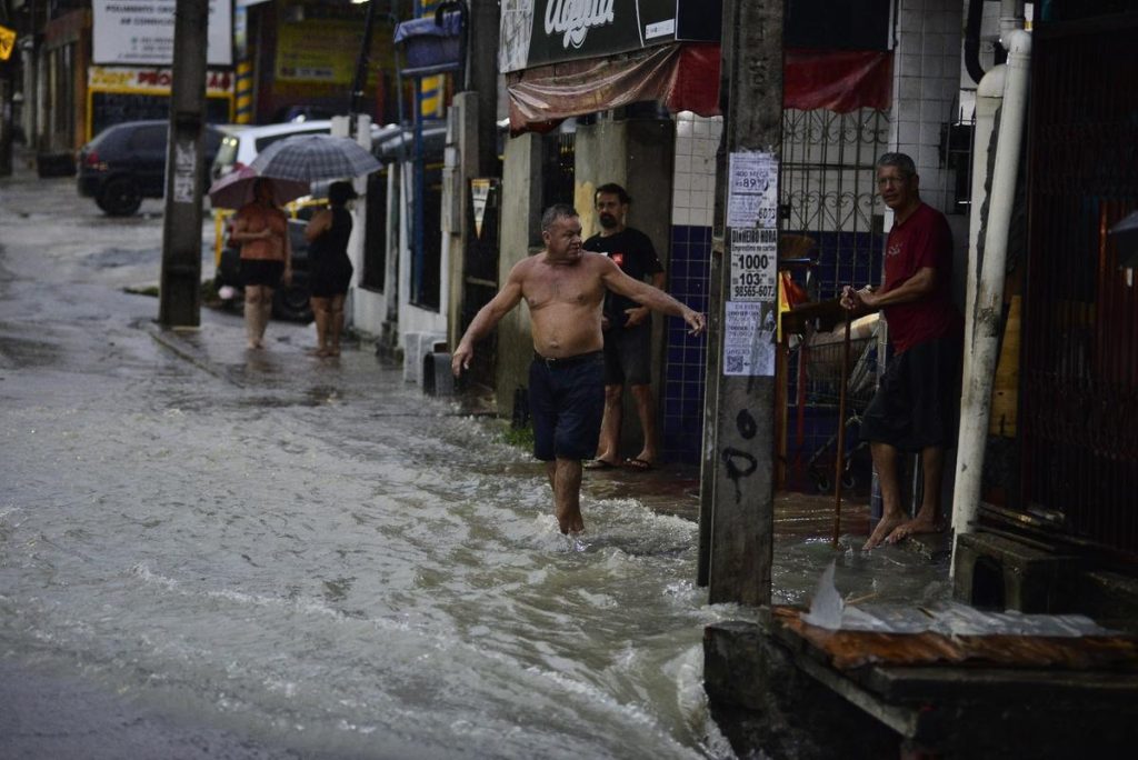 Manaus segue em alerta de risco hidrológico após temporal deste domingo