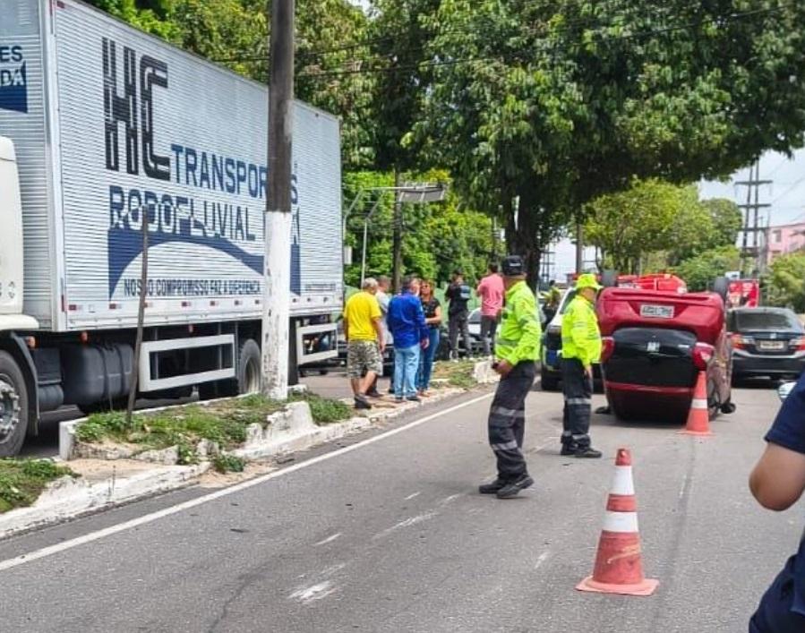 Pneu se solta de carro e provoca capotamento na avenida Rodrigo Otávio
