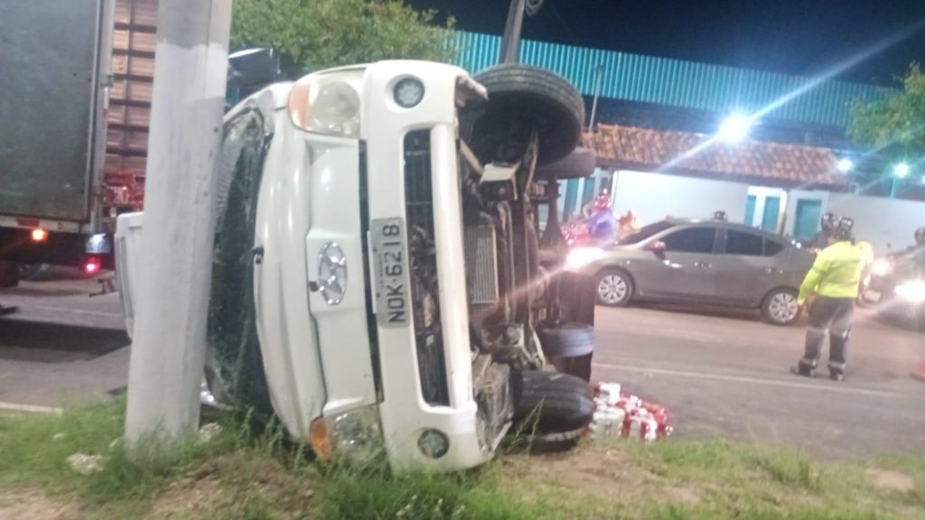 Freios de caminhão falham e veículo capota na avenida Cosme Ferreira