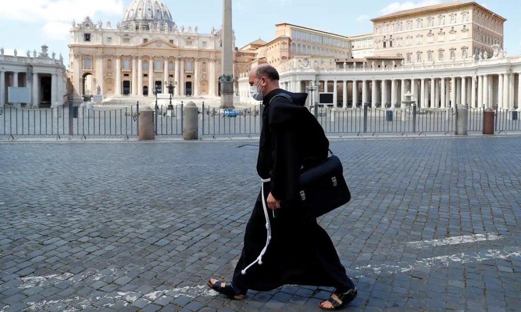 Igreja Católica é lenta para ajudar vítimas de abuso, diz comissão