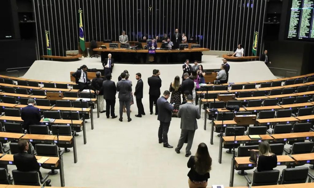 Sindicato pressiona bancada do AM contra PEC da Reforma Administrativa