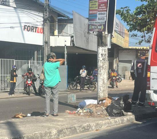 Homem morre após passar mal e colidir com a moto em um poste