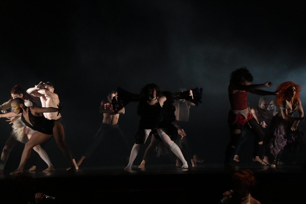 Cabaré Chinelo transforma Teatro Amazonas com dança e memórias da Belle Époque