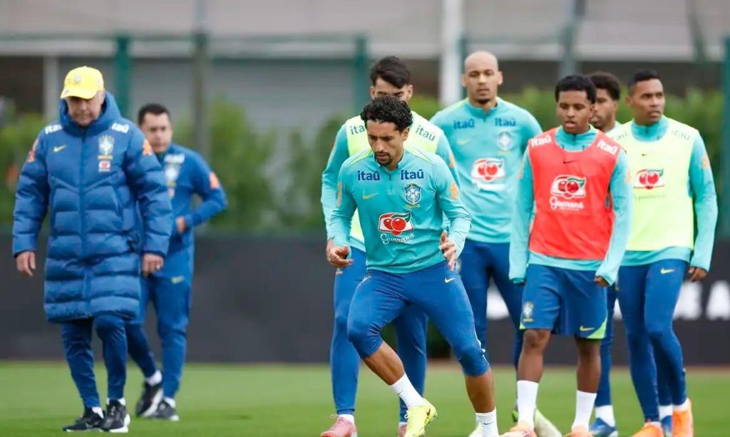 Com equipe completa, Ancelotti comanda atividade em Londres