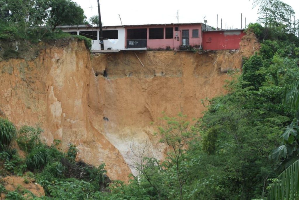 Cratera volta a ceder na Cidade Nova e interdita cinco casas em Manaus